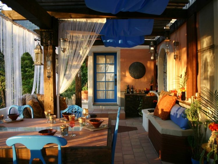 terrassen und balkongestaltung marokkanisch stil blau akzente pergola