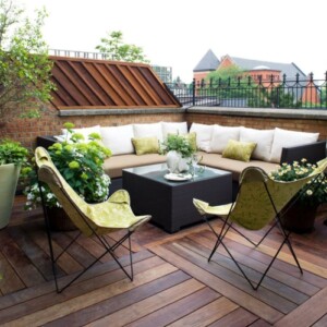 terrassen und balkongestaltung modern rattan stuehle textil gruen holz fussboden