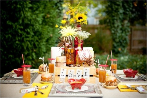 tischdeko-herbst-outdoor-party-glasflaschen-sonnenblumen-dahlien