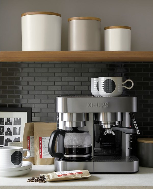 verschiedene-größen-küchenbehälter-feinsteinzeug-mit-deckel-kaffeemaschine-modern