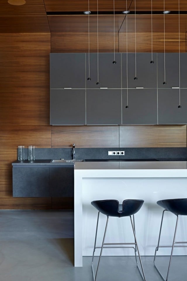 vertäfelte-wände-wohnküche-anthrazit-farbene-küchenmodule-wandhängend