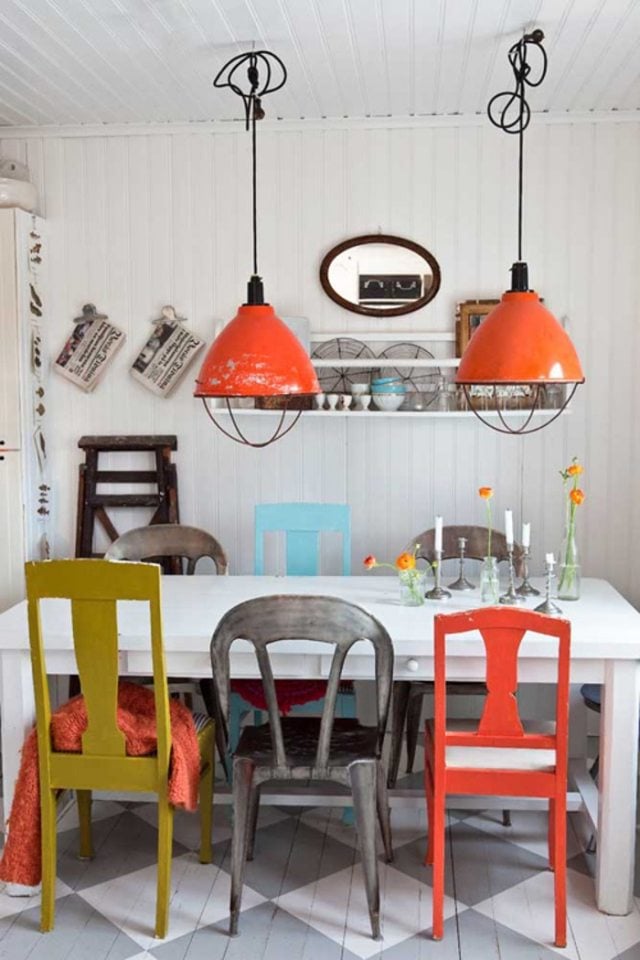 vintage-mix-küchenstühle-retro-hängelampen-farben-metallic-senfgelb