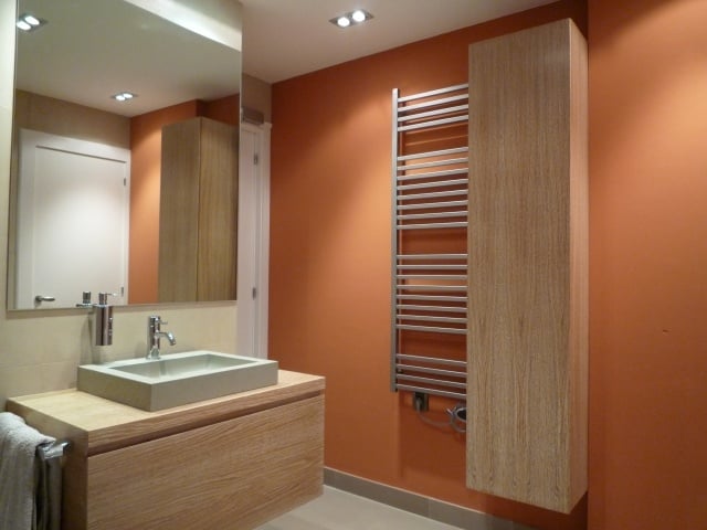 wandfarbe-badezimmer-akzentwand-orange-holzmoebel-grifflose-fronten