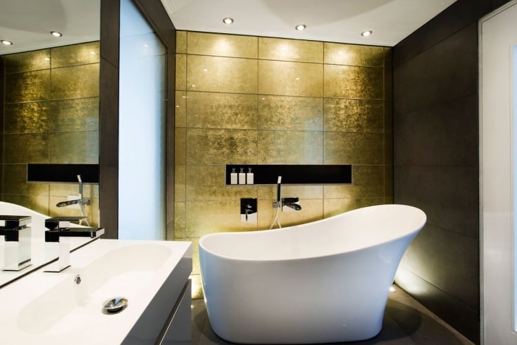 Wandgestaltung mit Farben gold-luxus-badezimmer-schwarz-weiss-freistehende-badewanne