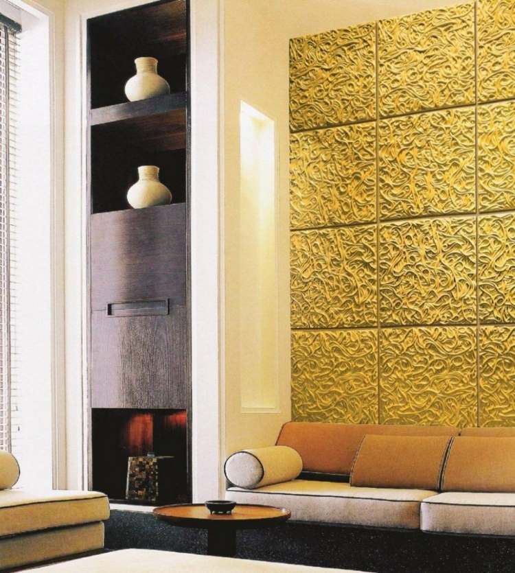 wandgestaltung-farbe-gold-module-fliesen-relief-struktur-couch