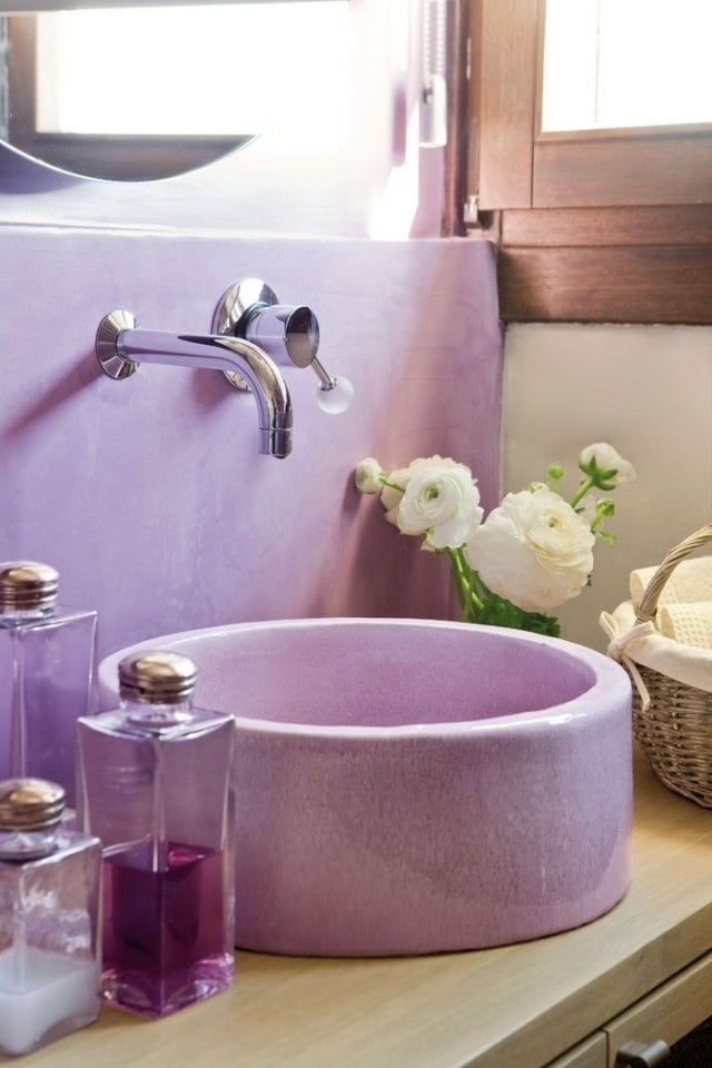 wasserfeste-farbe-badezimmer-flieder-rundes-aufsatzbecken-holz-waschtisch