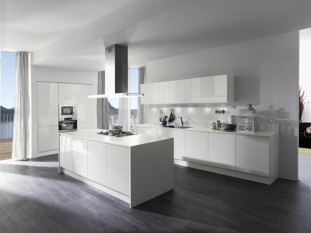 minimalistische Küche dunkler Laminatboden praktisch gestalten