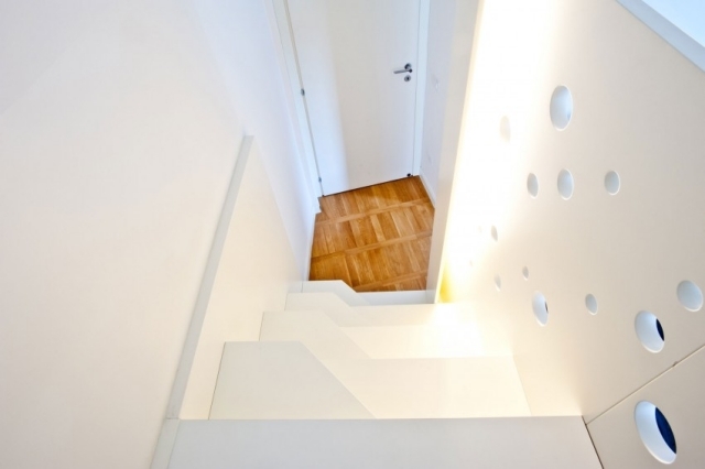 weiße-treppe-Leichtigkeit-ausstrahlend-Umwehrungen-reduziertes-design-lichtöffnung