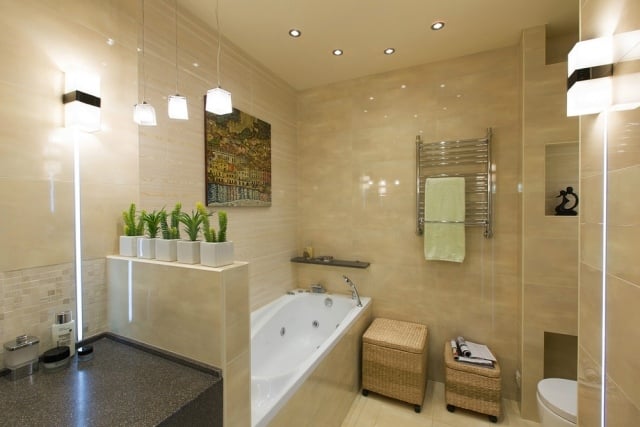 wohnideen-badezimmer-ohne-fenster-beige-fliesen-badewanne-beleuchtung