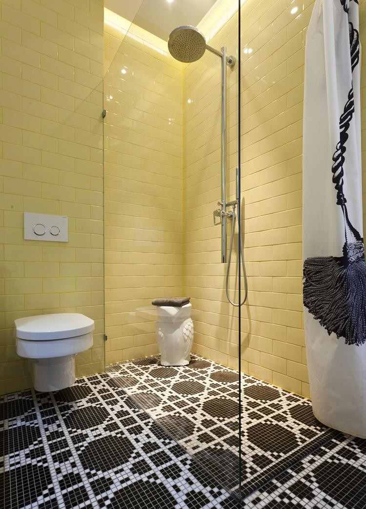 wohnideen-badezimmer-ohne-fenster-gelbe-wandfliesen-bodenfliesen-mosaik-bodengleiche-dusche