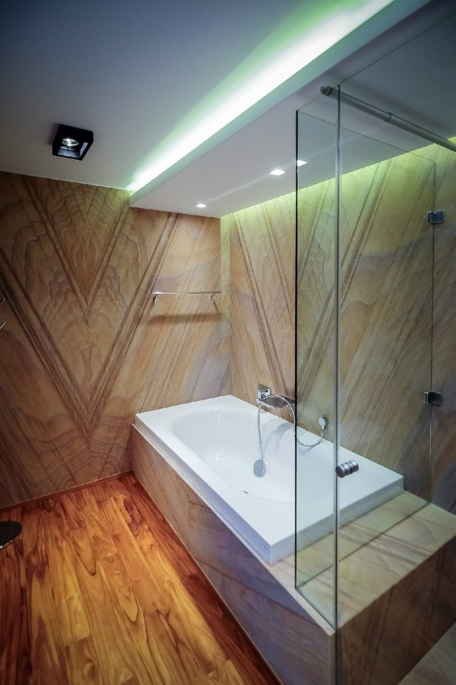wohnideen für badezimmer-ohne-fenster-indirekte-beleuchtung-badewanne-wand-marmor-optik