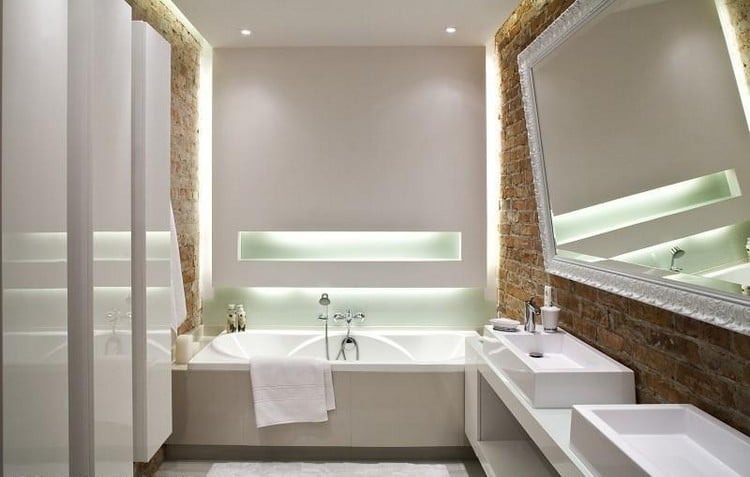 Wohnideen für Badezimmer -ohne-fenster-indirekte-beleuchtung-unbehandelte-ziegelwand-badewanne
