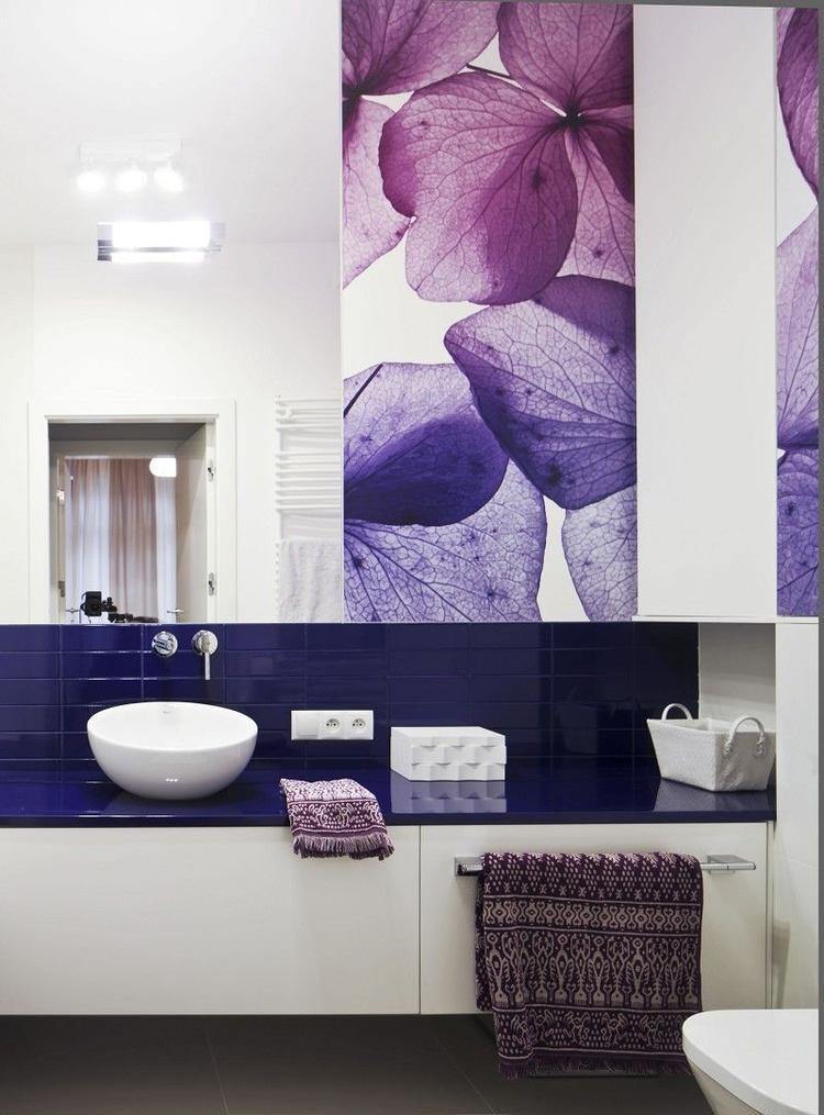 wohnideen-badezimmer-ohne-fenster-weiss-dunkelblau-hortensiebluete-fotowand