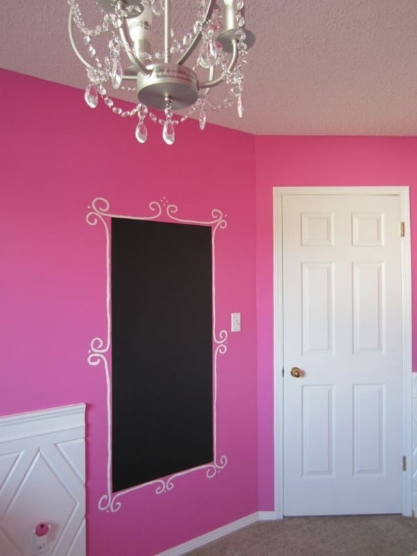 wohnideen-für-wände-pink-streichen-dekorative-ornamentik-maltafel