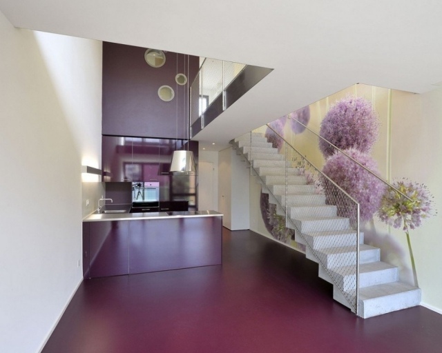 wohnideen-gestaltung-farbe-treppenhaus-boden-hochflanz-dunkel-violett