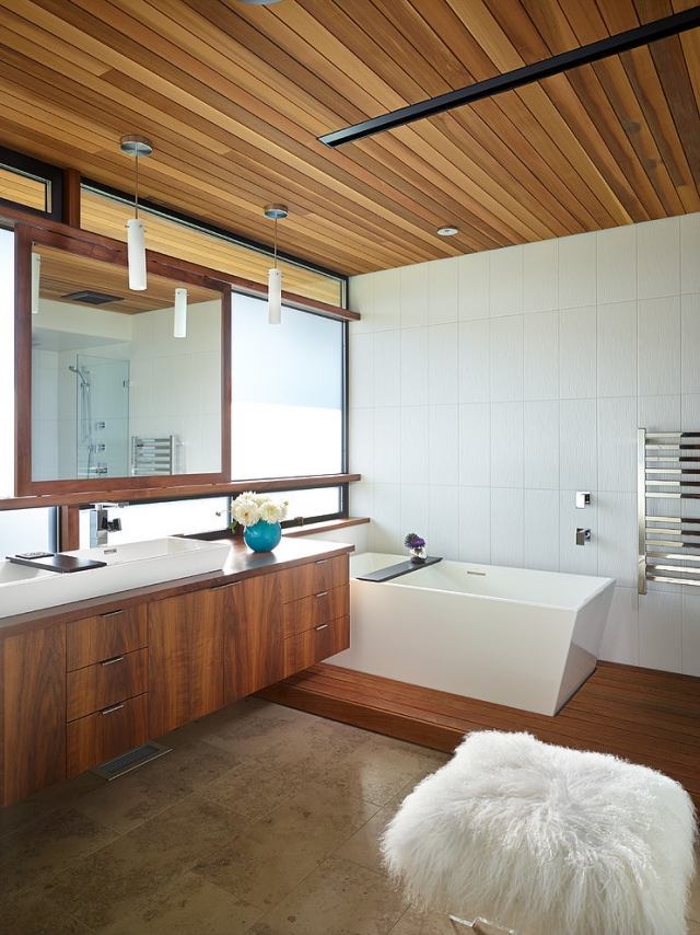 Badezimmer Bilder wohnliches-bad-wand-boden-holz-verkleidung-wandschränke-keramik-badewanne-design