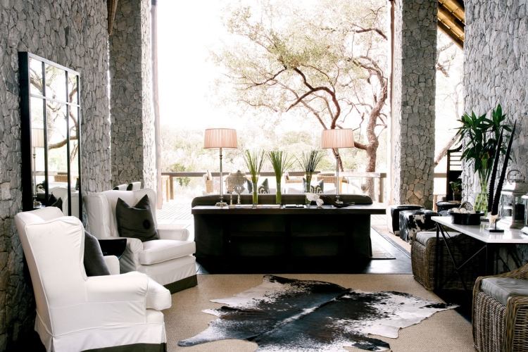 wohnung-einrichten-ideen-afrika-look-wohnzimmer-glaswand-extravagant-naturstein-wandverkleidung