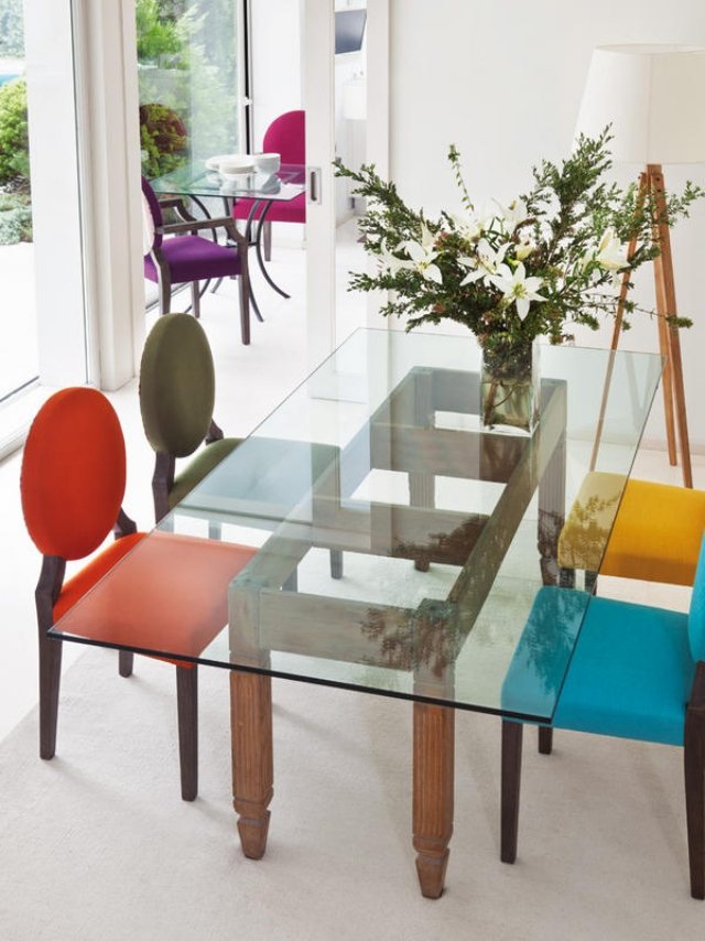 wohnzimmer-glastisch-rechteckig-klassisches-stuhl-design-farbenfroh