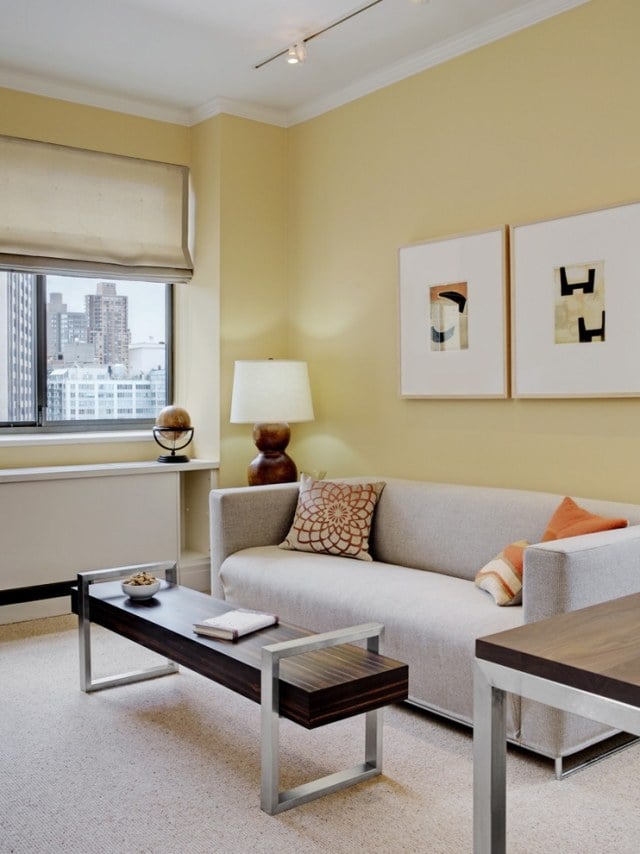 wohnzimmer-modern-wandfarbe-gelb-creme-sofa-