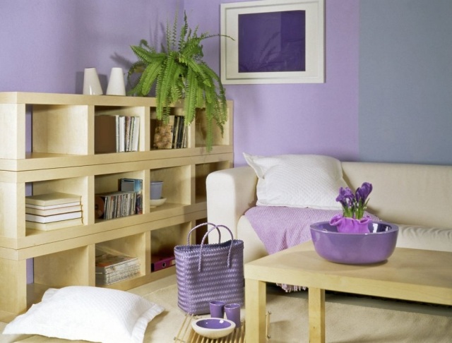 wohn Zimmer streichen Ideen wandfarbe-flieder-lavendel-moebel-helles-holz