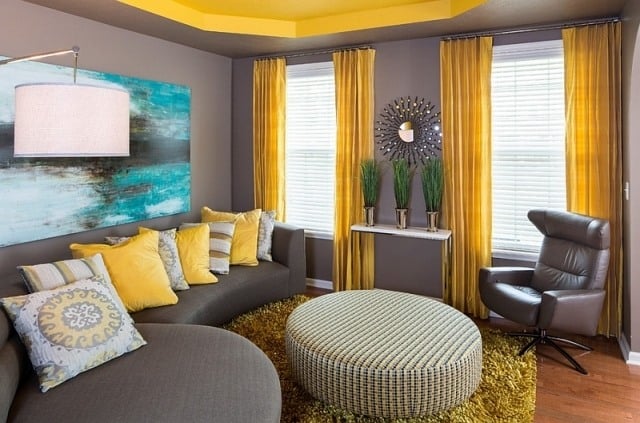 wohn Zimmer streichen Ideen wandfarbe-grau-gelbe-kissen-gardinen-decke