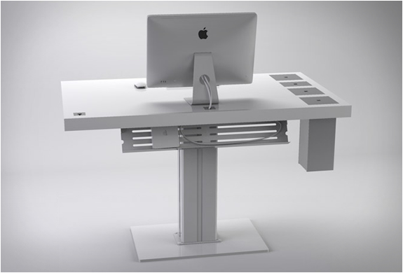 Apple-Computer-angeschlossen-Bein-als-Säule-Stützplatte