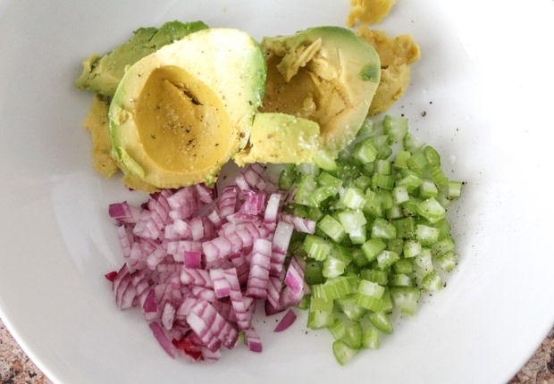 Avocado-mit-Thunfisch-Snack-für-Zwischendurch-kohlenhydratarmes-gericht