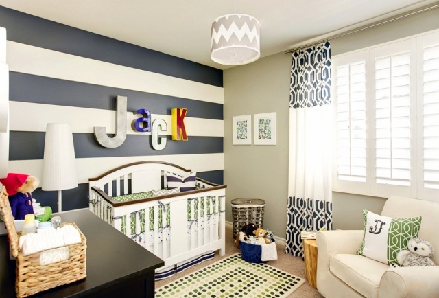 Babyzimmer-attraktive-Wand-gestaltung-regelmäßige-Querstreifen