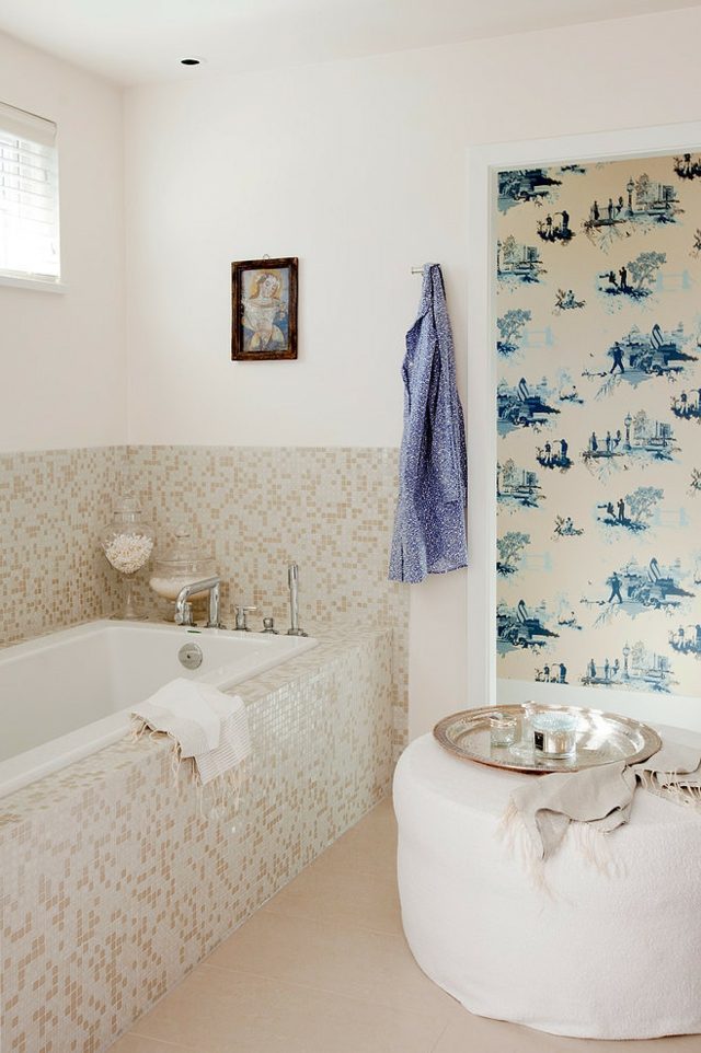 Badewanne-Mosaik-Fliesen-Wanddeko-weißer-Lederhocker