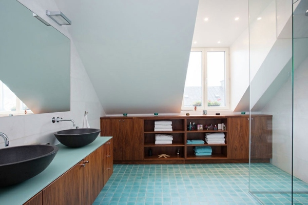 Badezimmer-Dachgeschoos-Holz-Spiegelschrank-schwarze-Waschbecken