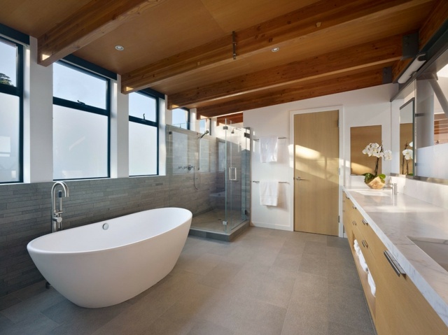  Holzdecke Dachschräge Badewanne Fenster