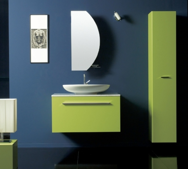 Badezimmer einrichten Ideen grüne Schränle Wand Spiegel Schiff