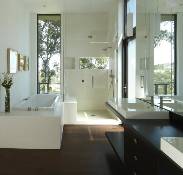 Badezimmer gestalten Ideen Duschkabine Glas freistehende Badewanne Holz