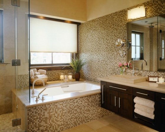 Badezimmer-mit-Fenster-Badewanne-und-Holzregale
