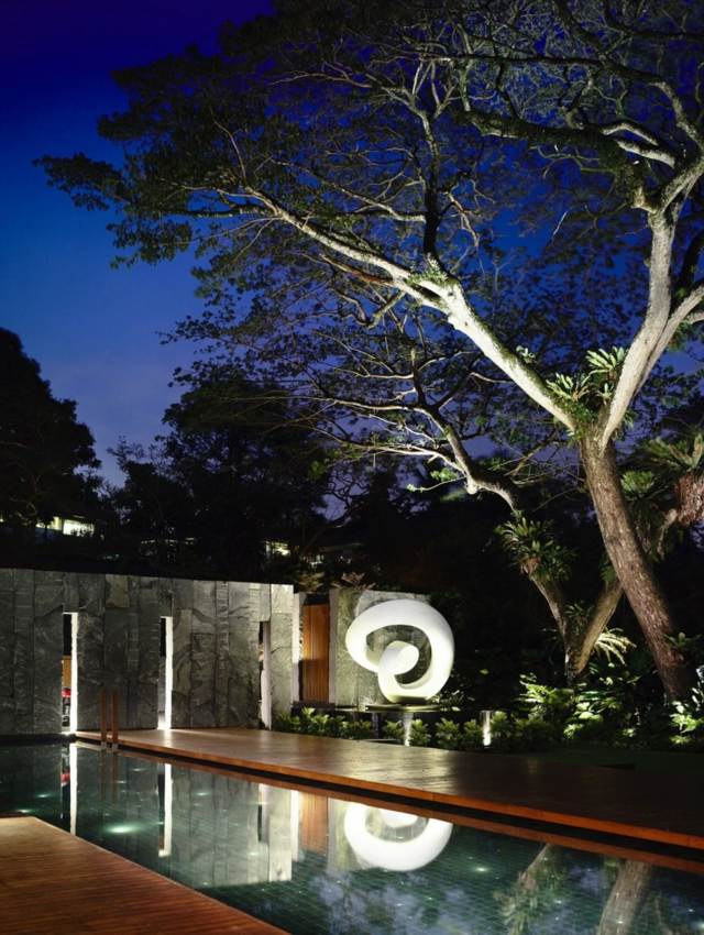 Baum-im-Abendlicht-Swimming-Pool