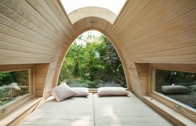 Doppelbett Schlafbereich Ideen große Dachfenster