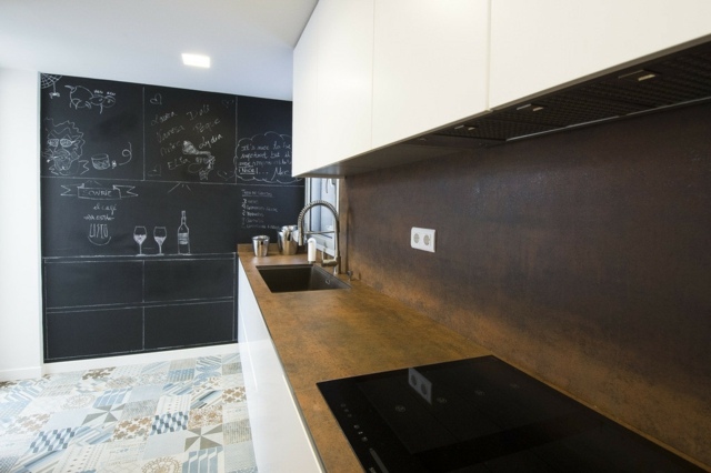 Beton-Arbeitsplatten-mit-weißen-Küchenschränken-schwarze-Tafel