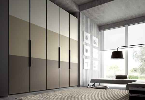 Beton-Paneele-Wand-und-Zimmerdecke-Wanddeko-Kleiderschrank-mit-drei-Farben-Drehtüren