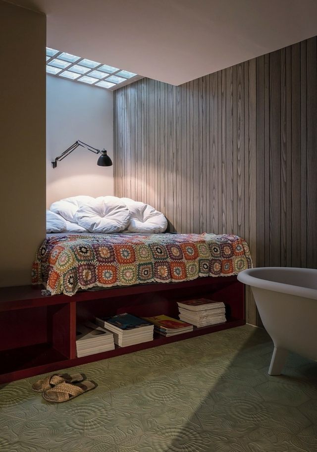 Bett-zwischen-Wände-mit-Badewanne-wasserdichtem-Boden-mit-Muster