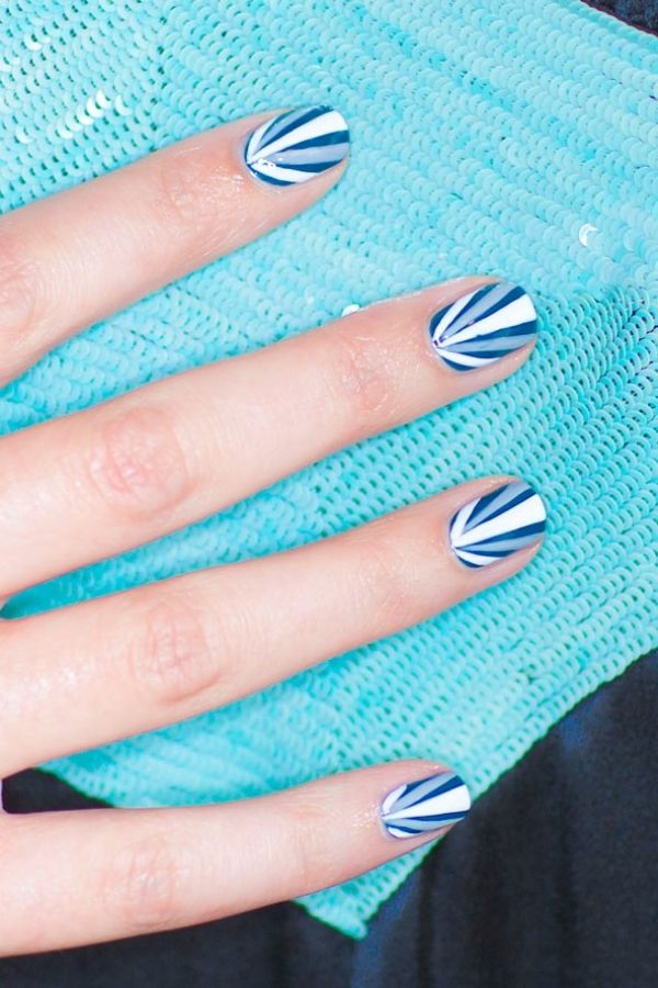 Blau-Weiß-Nagelstyling-DIY-Streifen-nailart-Nagellack-Trends