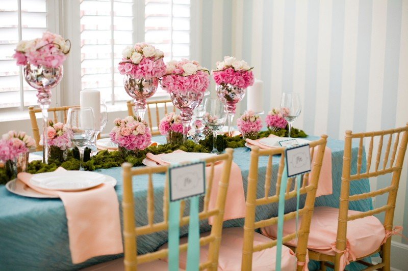 Blumen-Tischdeko-romantisch-Rosen-rosa-weiss-Moos