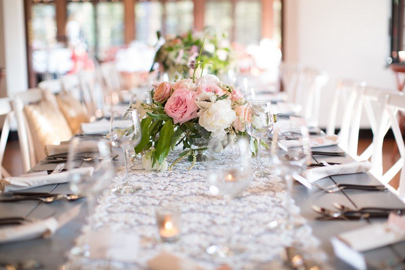 Blumen-Tischdekoration-weisse-rosa-Rosen-Spitze-Tischlaufer