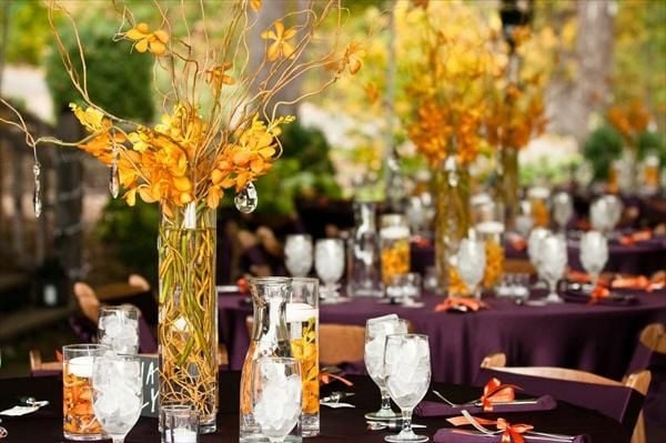 Blumen-in-Gelb-Kristall-Dekor-am-Tisch