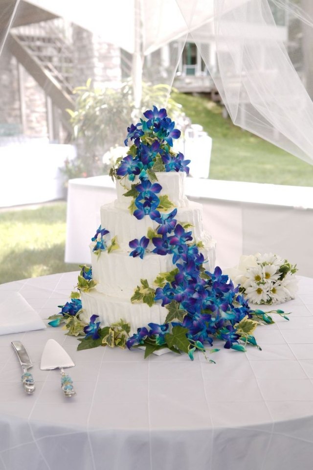 Blumenschmuck-Etagentorte-blaue-Blüten-romantische-Dekoration