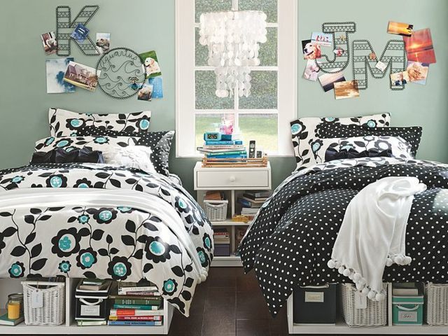 Buchstaben-Wanddeko-Mädchenzimmer-zwei-Betten-Blumen-und-Punkte-Muster