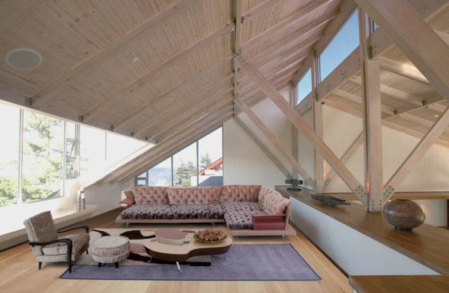 Dachgeschoss-Wohnzimmer-mit-Polstermöbel-und-Teppich