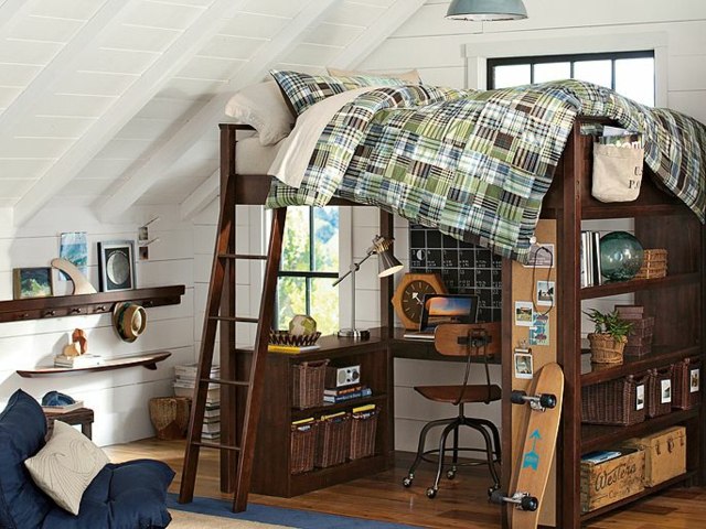 Dachgeschosszimmer-mit-Hochbett-aus-Holz-Leselampe