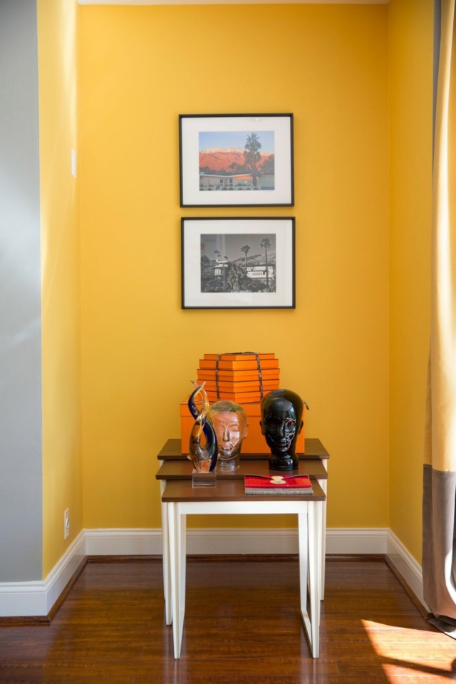Deko-Tisch-aus-Massivholz-gelbe-Wand-Retro-Stil-Haus