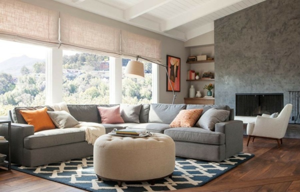 Dekowand-in-Grau-blauer-Retro-Teppich-und-großes-Sofa
