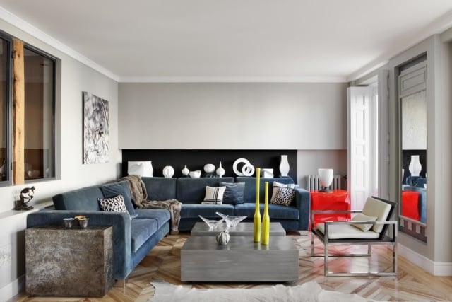 Design-Wohnzimmer-Villa-modern-Sofa-Samt-Bezug-blau-Bodenfliesen-parkett-look